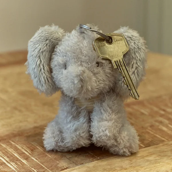 Pluszowy breloczek Słoń Safari Friends Little Dutch – widok z boku
