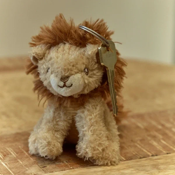Miękki breloczek Lew Safari Friends Little Dutch – zbliżenie pluszowej grzywy
