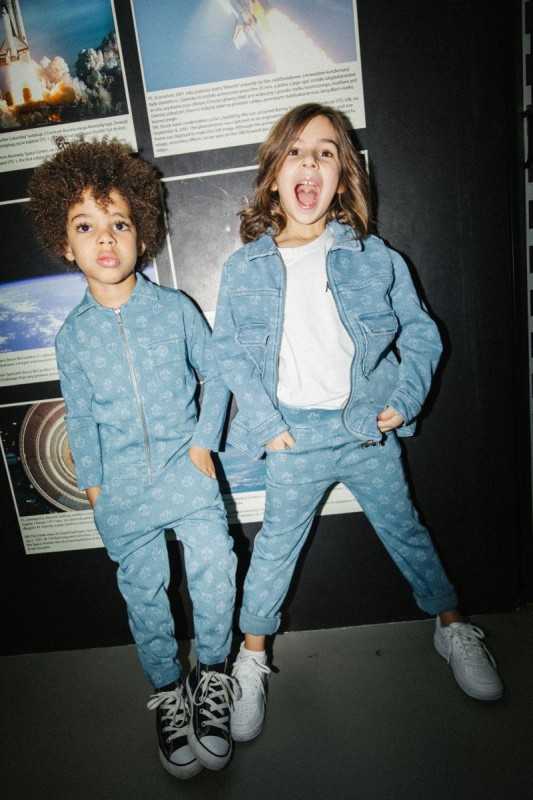 Stylowy rampers dla dzieci – jeansowy model od MINIKID