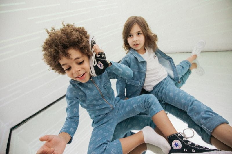 Miękki rampers dla niemowląt – MINIKID JEANS w użyciu