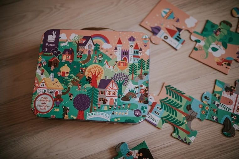janod-Puzzle-obserwacyjne-w-walizce-Basnie-24-elementy-3-polkabubu-10.jpg