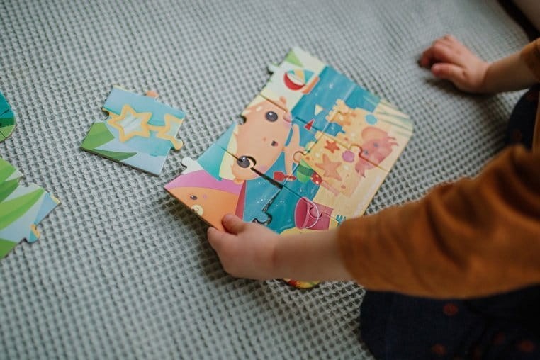 janod-Puzzle-progresywne-w-walizce-Pory-roku-4-ukladanki-6-9-12-i-16-elementow-polkabubu-4.jpg