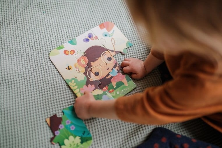 janod-Puzzle-progresywne-w-walizce-Pory-roku-4-ukladanki-6-9-12-i-16-elementow-polkabubu-6.jpg