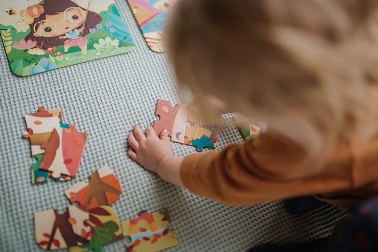 janod-Puzzle-progresywne-w-walizce-Pory-roku-4-ukladanki-6-9-12-i-16-elementow-polkabubu-8.jpg