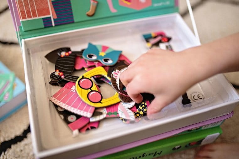 janod-Magnetyczna-ukladanka-Kostiumy-Magnetibook-polkabubu-7.jpg