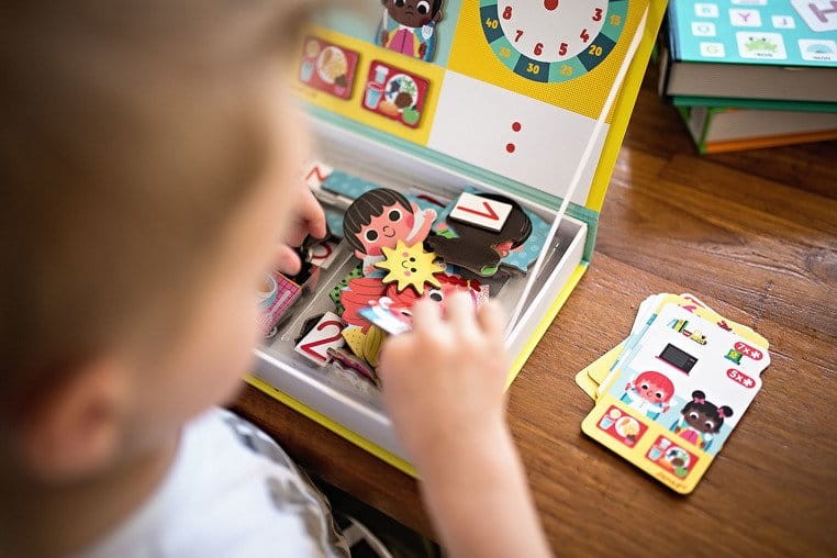 janod-Magnetyczna-ukladanka-ucze-sie-zagarka-Magnetibook-polkabubu-5.jpg