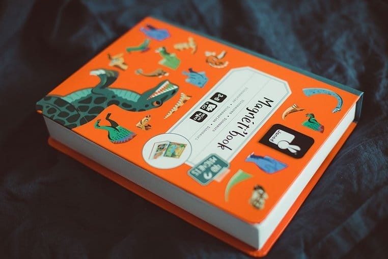 janod-Magnetyczna-ukladanka-Dinozaury-Magnetibook-polkabubu-10.jpg