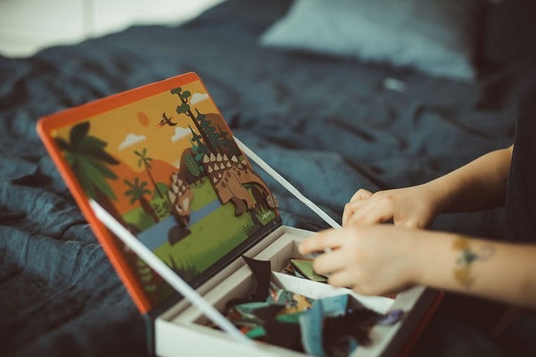 janod-Magnetyczna-ukladanka-Dinozaury-Magnetibook-polkabubu-14.jpg