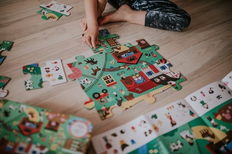 janod-Puzzle-obserwacyjne-w-walizce-Farma-polkabubu-6.jpg