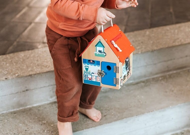 LILLIPUTIENS-Drewniany-domek-manipulacyjny-z-zamkami-Lisek-Wlamywacz-polkabubu-12.jpg