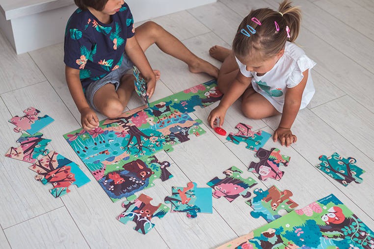 janod-Swiecace-puzzle-z-mini-lampka-UV-Las-polkabubu-8.jpg