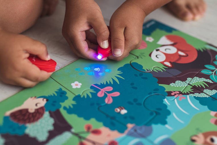 janod-Swiecace-puzzle-z-mini-lampka-UV-Las-polkabubu-9.jpg