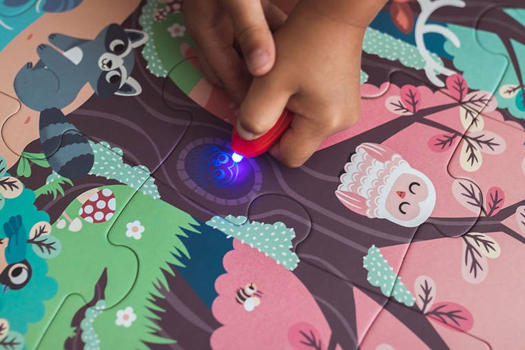 janod-Swiecace-puzzle-z-mini-lampka-UV-Las-polkabubu-10.jpg