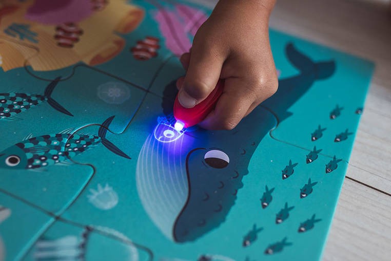 janod-Swiecace-puzzle-z-mini-lampka-UV-Las-polkabubu-11.jpg