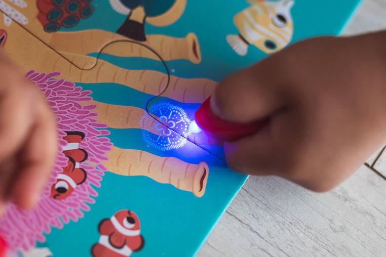 janod-Swiecace-puzzle-z-mini-lampka-UV-Las-polkabubu-12.jpg