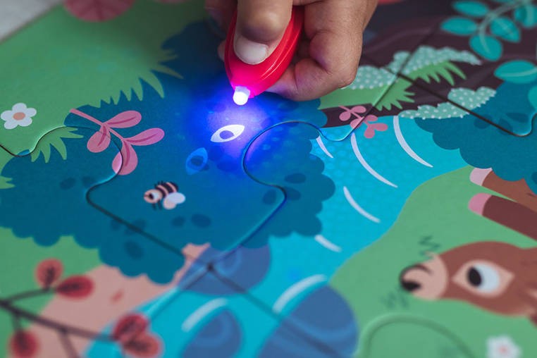 janod-Swiecace-puzzle-z-mini-lampka-UV-Las-polkabubu-13.jpg