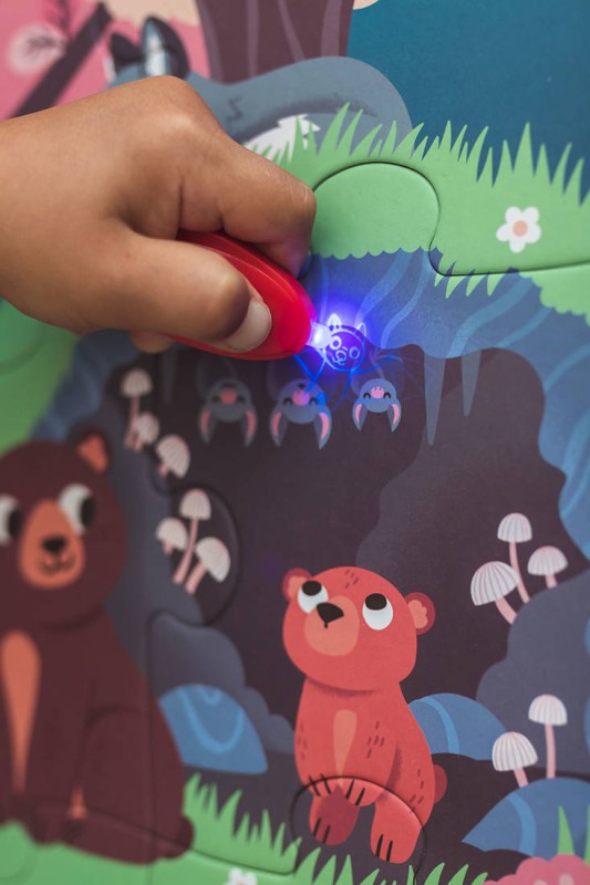 janod-Swiecace-puzzle-z-mini-lampka-UV-Las-polkabubu-15.jpg