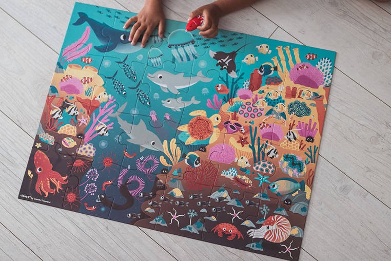 janod-Swiecace-puzzle-z-mini-lampka-UV-Ocean-polkabubu-5.jpg
