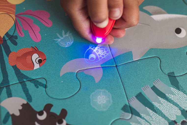 janod-Swiecace-puzzle-z-mini-lampka-UV-Ocean-polkabubu-7.jpg