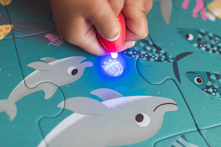 janod-Swiecace-puzzle-z-mini-lampka-UV-Ocean-polkabubu-8.jpg