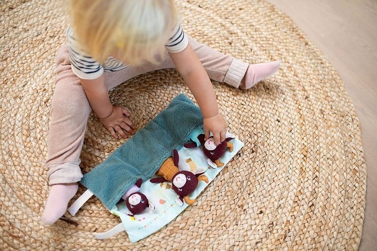 LILLIPUTIENS-Mini-przytulanki-rodzina-krowek-z-rozkladana-mata-Krowka-Rosalie-polkabubu-14.jpg
