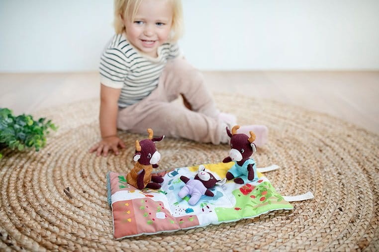 LILLIPUTIENS-Mini-przytulanki-rodzina-krowek-z-rozkladana-mata-Krowka-Rosalie-polkabubu-15.jpg