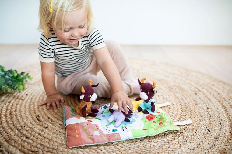 LILLIPUTIENS-Mini-przytulanki-rodzina-krowek-z-rozkladana-mata-Krowka-Rosalie-polkabubu-16.jpg