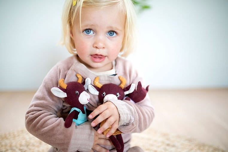 LILLIPUTIENS-Mini-przytulanki-rodzina-krowek-z-rozkladana-mata-Krowka-Rosalie-polkabubu-17.jpg
