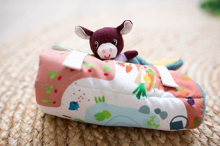 LILLIPUTIENS-Mini-przytulanki-rodzina-krowek-z-rozkladana-mata-Krowka-Rosalie-polkabubu-22.jpg