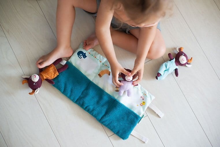 LILLIPUTIENS-Mini-przytulanki-rodzina-krowek-z-rozkladana-mata-Krowka-Rosalie-polkabubu-28.jpg