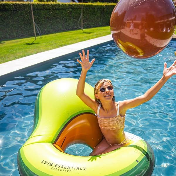 The-Swim-Essentials-Materac-do-plywania-Avocado-z-pilka-2020SE08-polkabubu-3.jpg