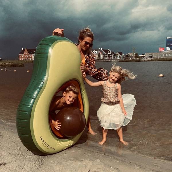 The-Swim-Essentials-Materac-do-plywania-Avocado-z-pilka-2020SE08-polkabubu-12.jpg