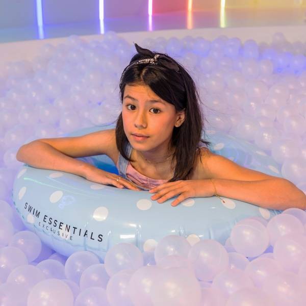 The-Swim-Essentials-Kolo-do-plywania-Blue-with-White-Dots-90-cm-2020SE40-polkabubu-5.jpg