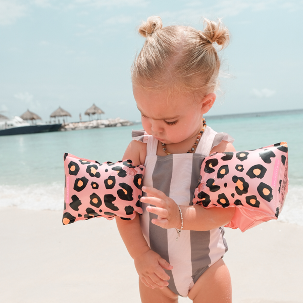 The-Swim-Essentials-Rekawki-do-plywania-0-2-lata-Panterka-Roz-2020SE34-polkabubu-3.png