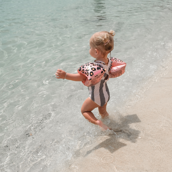 The-Swim-Essentials-Rekawki-do-plywania-0-2-lata-Panterka-Roz-2020SE34-polkabubu-4.png