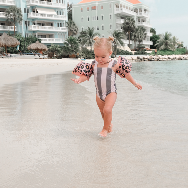 The-Swim-Essentials-Rekawki-do-plywania-0-2-lata-Panterka-Roz-2020SE34-polkabubu-5.png
