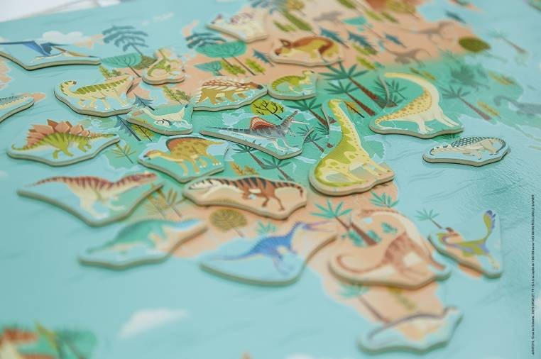 janod-Ukladanka-drewniana-magnetyczna-Mapa-swiata-z-50-magnesami-Dinozaury-polkabubu-8.jpg