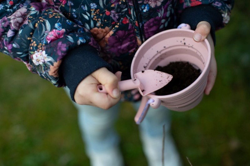 scrunch-mini-wiaderko-z-lopatka-szalwiowy-pokabubu-10.jpg