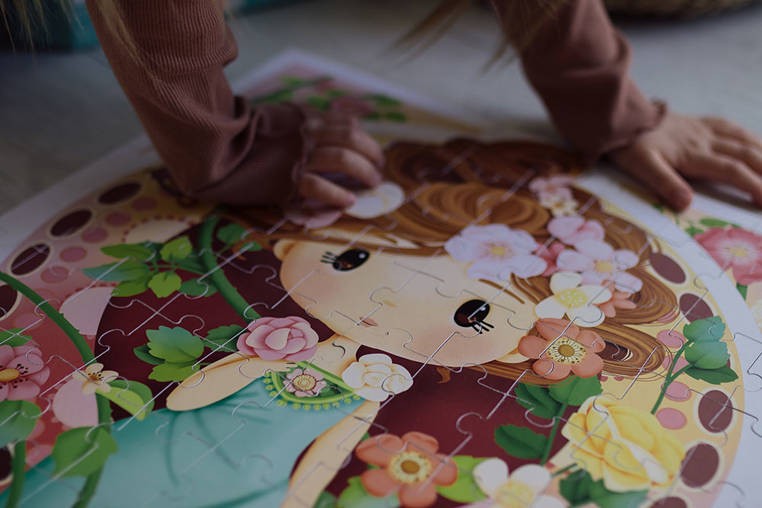 janod-Puzzle-w-walizce-Obraz-inspirowany-tworczoscia-Muchy-polkabubu-6.jpg