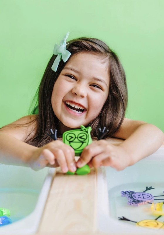 glo-pals-figurka-2-kostki-sensoryczne-pippa-zielone-polkabubu-5.jpg