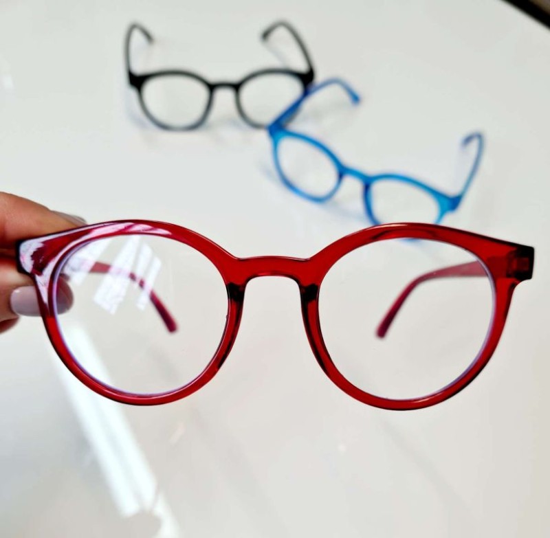 elle-porte-okulary-z-filtrem-swiatla-niebieksiego-red-polkabubu-1a.jpg