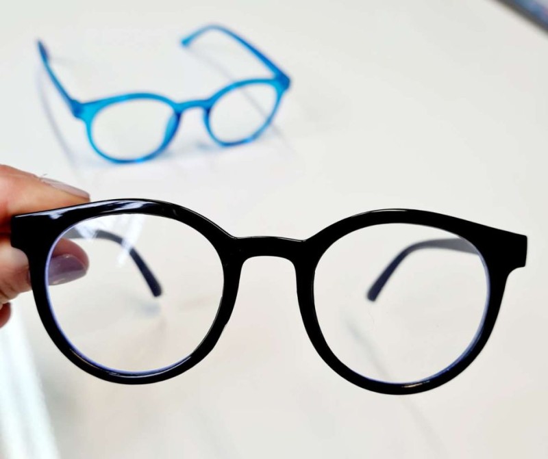 elle-porte-okulary-z-filtrem-swiatla-niebieksiego-black-polkabubu-2.jpg