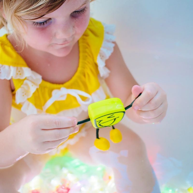 glo-pals-figurka-2-kostki-sensoryczne-alex-zolte-polkabubu-2.jpg
