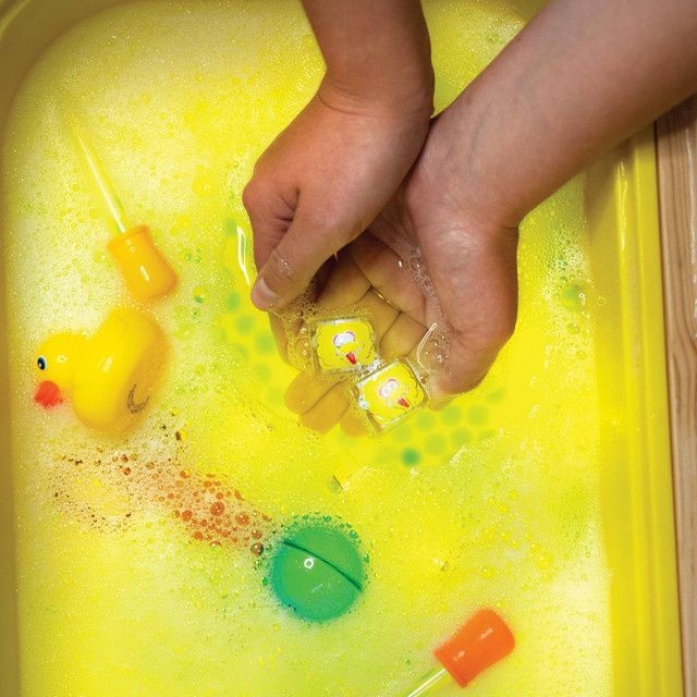 Glo-Pals-Kostki-sensoryczne-swiecace-w-wodzie-Wielki-Ptak-Ulica-Sezamkowa-polkabubu-3.jpg