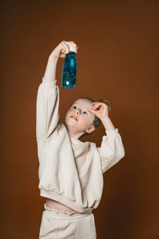 Petit-Boum-Butelka-sensoryczna-FLOAT-turkusowa-polkabubu-3.jpg