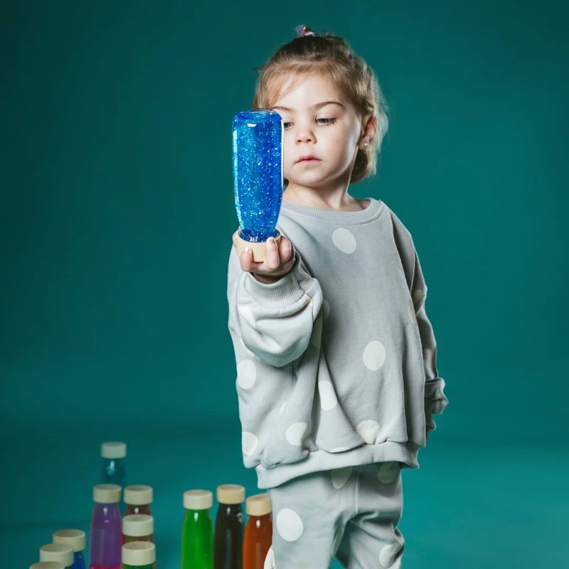 Petit-Boum-Butelka-sensoryczna-FLOAT-niebieska-polkabubu-3.jpg