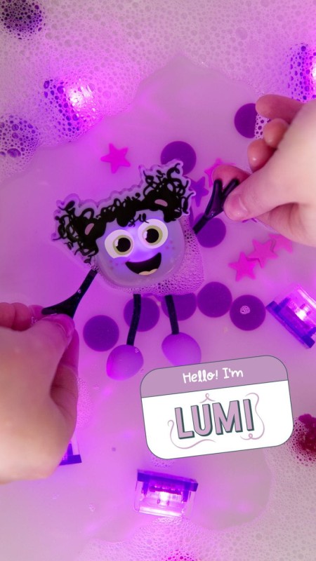 Glo-Pals-Postac-do-kapieli-Lumi-zestaw-z-dwiema-kostkami-polkabubu-5.jpg
