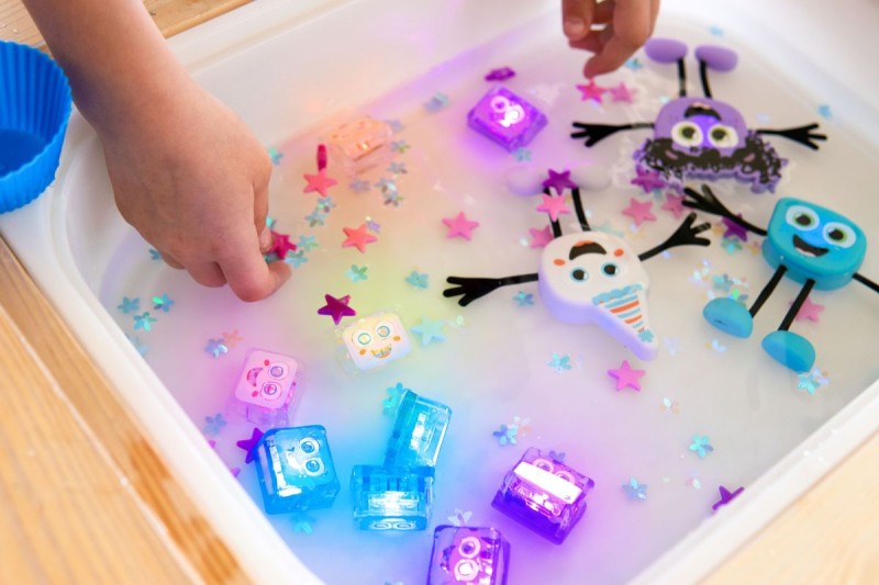 Glo-Pals-Kostki-sensoryczne-swiecace-w-wodzie-Lumi-zabawka-kapielowa-kolor-fioletowy-polkabubu-2.jpg