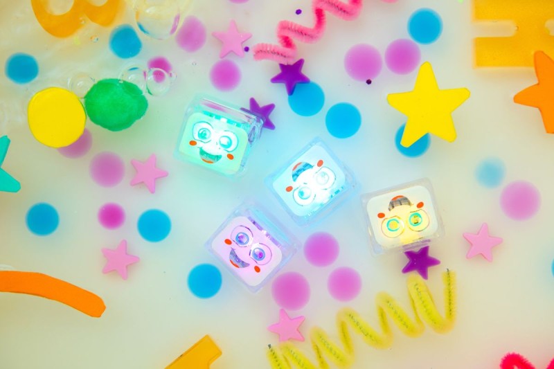 Glo-Pals-Kostki-sensoryczne-swiecace-w-wodzie-Lumi-zabawka-kapielowa-kolor-fioletowy-polkabubu-7.jpg