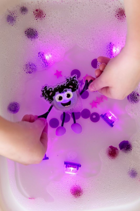 Glo-Pals-Kostki-sensoryczne-swiecace-w-wodzie-Lumi-zabawka-kapielowa-kolor-fioletowy-polkabubu-6.jpg
